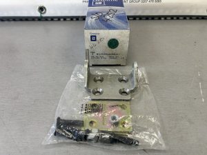 GM 15958304 Door Hinge Kit as sold by customville american